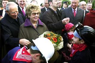 Il Presidente Ciampi insieme alla moglie Franca,vengono accolti da alcuni bambini che indossano gli abiti da minatori, al sito del &quot;Bois du Cazier&quot;