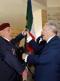 Il Presidente Ciampi riceve una Bandiera dei Reparti Italiani che hanno preso parte allla battaglia, da Raul Di Gennaro, Medaglia d'Argento al Valor Militare nella battaglia di El Alamein