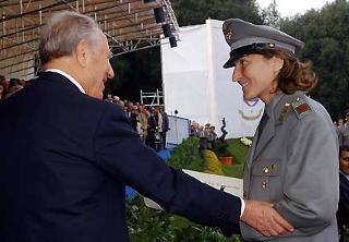 Il Presidente Ciampi si congratula con la campionessa Giovanna Trillini, dopo aver ricevuto una medaglia con Diploma di benemerenza, in occasione del 180° anniversario di fondazione del Corpo Forestale dello Stato