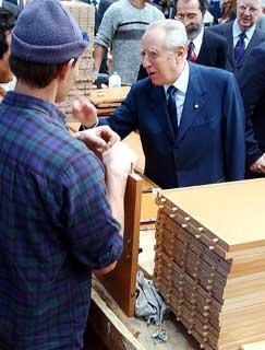 Il Presidente Ciampi si intrattiene con i detenuti del settore falegnameria, durante la visita alla Casa di Reclusione di Maiano