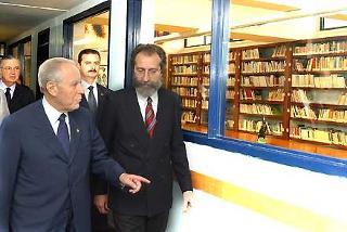 Il Presidente Ciampi con il Direttore della Casa di Reclusione di Maiano Ernesto Padovani visita il settore biblioteca