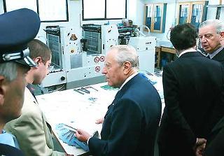 Il Presidente Ciampi visita il settore tipografia della Casa di Reclusione di Maiano. A destra: il Segretario generale del Quirinale Gaetano Gifuni