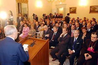 Il Presidente Ciampi durante il suo intervento con le Autorità istituzionali, politiche, civili e militari ed i Sindaci della Provincia