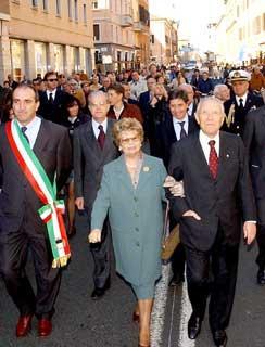 Il Presidente Ciampi, in compagnia della moglie Franca e del Sindaco della città Gaetano Sateriale, durante la breve passeggiata di trasferimento alla sede della Cassa di Risparmio