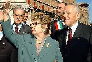 Il Presidente Ciampi con la moglie Franca, durante la breve passeggiata al centro città