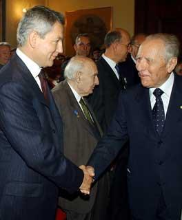 Il Presidente della Repubblica con il Sen.Mauro Fabris ed Arrigo Boldrini al suo arrivo alla Sala della Bandiera