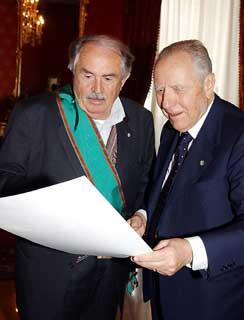 Il Presidente Ciampi con Tonino Guerra, poeta e sceneggiatore, dopo averlo insignito dell'Onorificenza di Cavaliere di Gran Croce al Merito della Repubblica Italiana