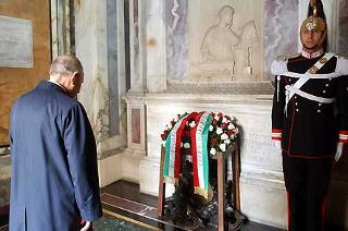Il Presidente Ciampi in raccoglimento davanti alla tomba di Dante