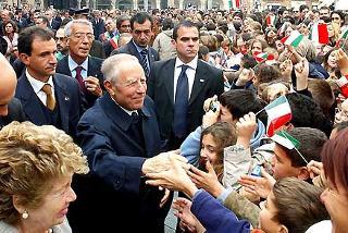 Il Presidente Ciampi con la moglie Franca, davanti al Palazzo del Governo