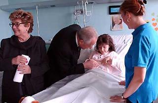 Il Presidente Ciampi con la moglie Franca in visita all'ospedale di Larino, si intrattiene con la piccola Irene Macchiarolo