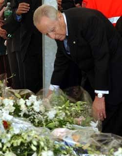 Il Presidente Ciampi durante i funerali delle giovani vittime del terremoto