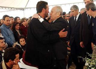Il commosso incontro del Presidente della Repubblica Carlo Azeglio Ciampi con il Sindaco Borrelli, al termine dei funerali delle giovani vittime