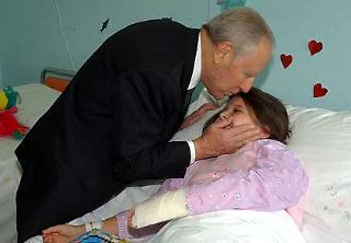 Il Presidente Ciampi, in visita all'ospedale di Termoli con la giovane Rachele Nardelli, una delle sopravvissute al terribile evento