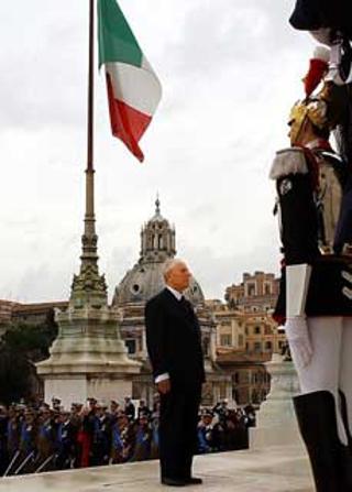 Il Presidente Ciampi osserva un minuto di raccoglimento, subito dopo aver deposto una corona sulla tomba del Milite Ignoto