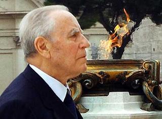 Il Presidente Ciampi osserva un minuto di raccoglimento davanti al Sacello del Milite Ignoto