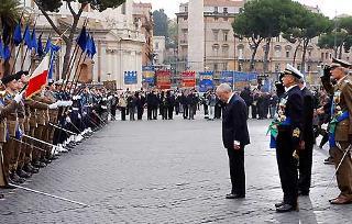 Il Presidente Ciampi rende omaggio alla Bandiera, al suo arrivo all'Altare della Patria