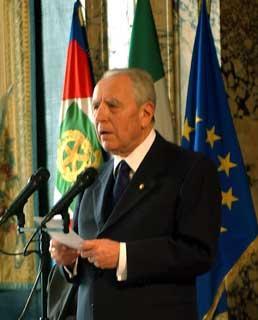 Il Presidente Ciampi durante il suo intervento in occasione della consegna delle decorazioni dell'Ordine Militare d'Italia 2002