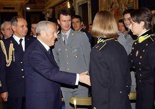 Il Presidente Ciampi saluta alcuni giovani militari, al termine della cerimonia di consegna delle decorazioni dell'Ordine Militare d'Italia