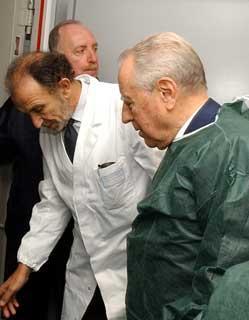 Il Presidente Ciampi con il Prof. Nicola Pirozzi, nel reparto di terapia intensiva dell'Ospedale Pediatrico Bambino Gesù, in visita ai bimbi di San Giuliano