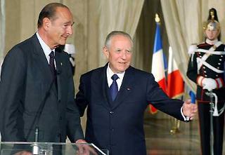 Il Presidente Ciampi con Jacques Chirac, Presidente della Repubblica Francese, al termine delle dichiarazioni alla stampa