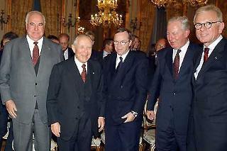 Il Presidente Ciampi con Helmut Kolh, Wuilfried Martens, Jacques Santer e Hans-Gert Poettering in occasione dell'incontro con i membri della Convenzione Europea aderenti al Partito Popolare Europeo