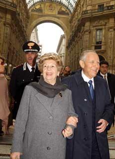 Il Presidente Ciampi con la moglie Franca durante la passeggiata in galleria del capoluogo lombardo