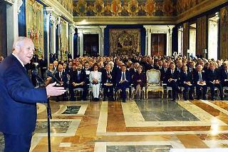Il Presidente Ciampi rivolge il suo indirizzo di saluto ai presenti, in occasione della celebrazione, al Quirinale, della Giornata Nazionale per la Ricerca sul Cancro