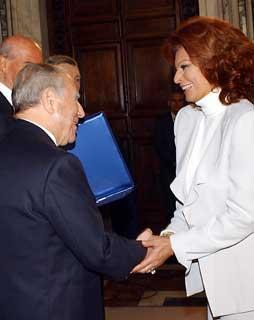 Il Presidente Ciampi consegna il premio&quot;Credere nella Ricerca&quot; a Sofia Loren,nel corso della cerimonia al Quirinale,in occasione della celebrazione della Giornata Nazionale per la Ricerca sul Cancro