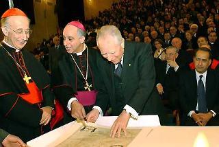 Il Presidente Ciampi con S.Em.Rev.ma il Cardinale Camillo Ruini, Gran Cancelliere della Pontificia Università Lateranense ed il Rettore, S.E. Rev.ma Mons. Rino Fisichella, al termine dell'inaugurazione dell'Anno Accademico 2002-2003