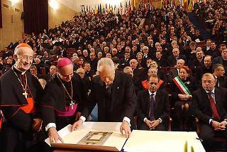 Il Presidente Ciampi con S.Em.Rev.ma il Cardinale Camillo Ruini, Gran Cancelliere della Pontificia Università Lateranense e S.E.Rev.ma Mons. Rino Fisichella, Rettore dell'Università, al termine delle cerimonia di apertura dell'Anno Accademico 2002- 2003