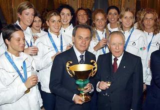 Il Presidente Ciampi con Carlo Magri, Presidente della Federazione Italiana Pallavolo e le Campionesse del Mondo di Volleyball, in occasione dell'incontro al Quirinale