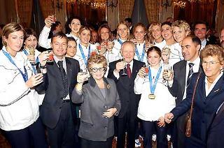 Il Presidente Ciampi, insieme alla moglie Franca, brinda con i Dirigenti e le Atlete campionesse del mondo di pallavolo