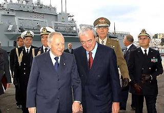 Il Presidente Ciampi, accolto dal Ministro della Difesa Antonio Martino, al suo arrivo sul piazzale del Monumento al Marinaio D'Italia, in occasione della Giornata della Memoria dei Marinai Caduti in Mare