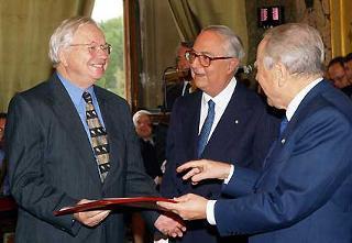 Il Presidente Ciampi consegna il Premio Balzan 2002 al Prof. Xavier Le Pichon (Francia), nel corso della cerimonia all'Accademia dei Lincei. Al centro: l'Amb. Bruno Bottai, Presidente del Consiglio della Fondazione Internazionale Balzan &quot;Premio&quot;