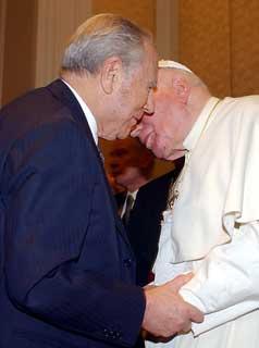 L'affettuoso incontro a Montecitorio tra il Presidente Ciampi e Sua Santità Giovanni Paolo II al termine della visita al Parlamento