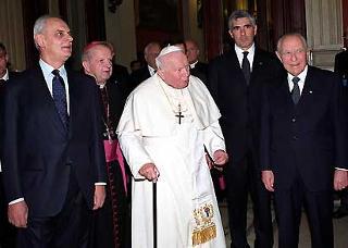 S.S. Giovanni Paolo II al suo arrivo alla Camera dei deputati, accolto dal Presidente Ciampi, dal Presidente del Senato Marcello Pera, e dal Presidente della Camera Pierferdinando Casini