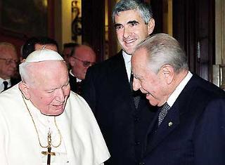 Il Presidente Ciampi con a fianco il Presidente della Camera Pierferdinando Casini, accoglie il Santo Padre Giovanni Paolo II al suo arrivo al Transatlantico della Camera dei deputati