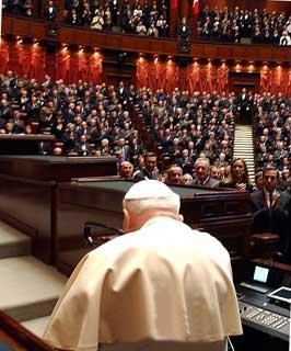 Il Santo Padre Giovanni Paolo II nell'Emiciclo del Parlamento Italiano