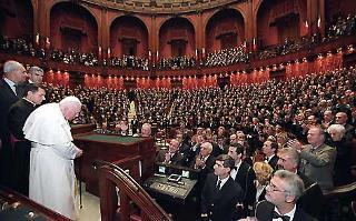 Il Santo Padre Giovanni Paolo II con a fianco il Presidente del Senato Marcello Pera ed il Presidente della Camera Pierferdinando Casini, lascia l'Aula del Parlamento Italiano al termine del suo intervento