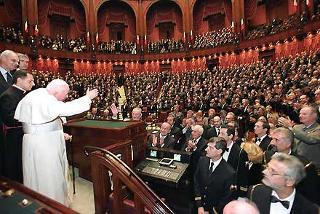 Il Santo Padre Giovanni Paolo II lascia l'Aula del Parlamento Italiano, al termine del suo intervento