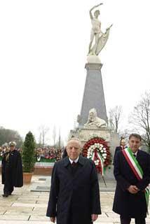 Il Presidente Ciampi, davanti al Monumento dei Martiri di Belfiore, dopo aver reso omaggio alle Vittime
