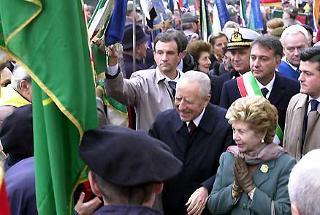 Il Presidente Ciampi con la moglie Franca tra le Associazioni Combattentistiche presenti, in occasione della cerimonia davanti al Monumento dei Martiri di Belfiore