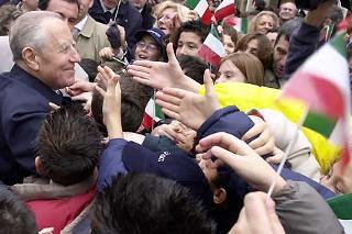 Il Presidente Ciampi salutato da giovanissimi, sul piazzale antistante il Mausoleo di San Lorenzo