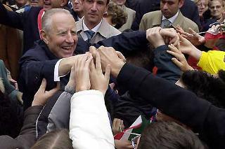 Il Presidente Ciampi salutato all'uscita dalla Basilica di Sant'Andrea