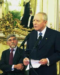 Il Presidente Ciampi con Guido Columba, Presidente dell'Unione Cronisti Italiani, rivolge il suo saluto ai vincitori e promotori del Premio &quot;Cronista &quot;2002&quot;