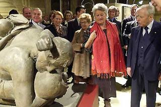 Il Presidente Ciampi in compagnia della moglie Franca, del Sottosegretario allla Presidenza del Consiglio Gianni Letta, della signora Manzù e della Direttrice del Museo Manzù di Ardea Livia Velani, durante la visita alla Mostra Antologica delle opere dello scultore