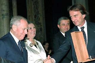 Il Presidente Ciampi consegna il &quot;Premio Leonardo Qualità Italia&quot; al vincitore per il 2002 a Luca Cordero di Montezemolo
