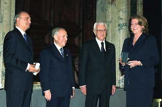 Il Presidente Ciampi consegna le insegne di Cavaliere dell'Ordine &quot;Al Merito del Lavoro&quot; a Diana Bracco De Silva, in occasione della cerimonia al Quirinale