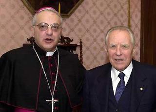 Il Presidente Ciampi con l'Arcivescovo S.E. Rev.ma Mons. Antonio Buoncristiani
