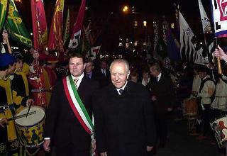 Il Presidente Ciampi con il Sindaco della città Maurizio Cenni al suo arrivo al Palazzo Pubblico